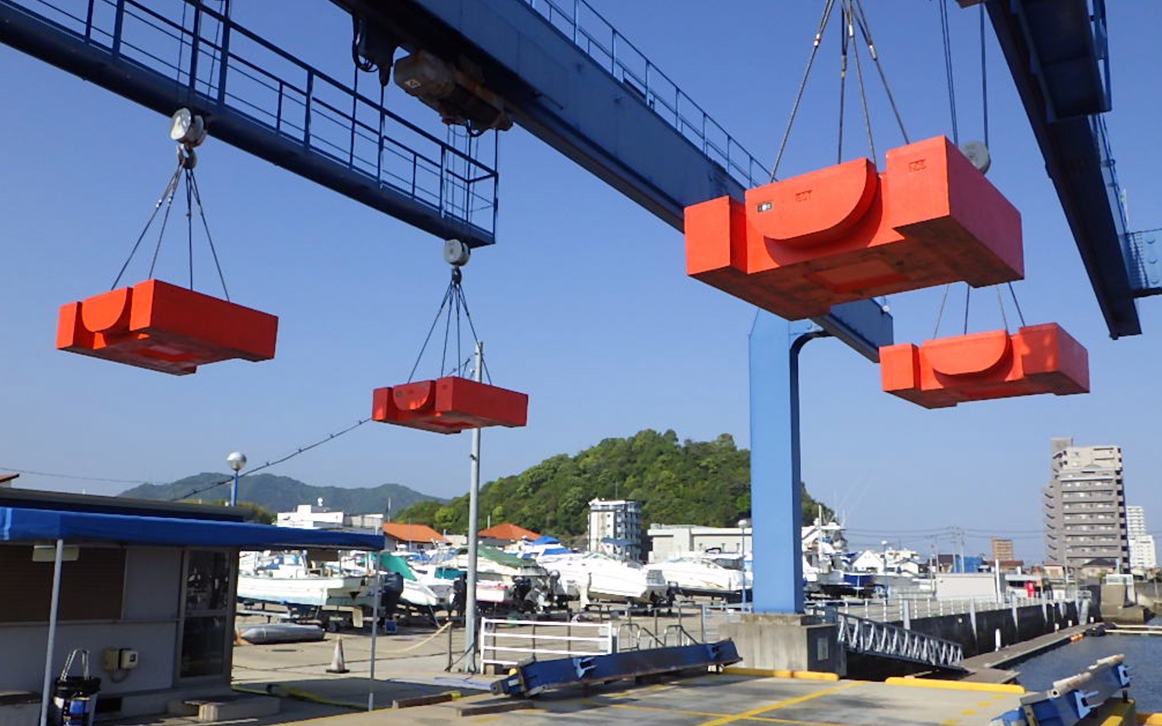 道路排水設備、トンネル換気設備、港湾クレーン、電動門扉の点検や、ポンプ・配管工事施設管理