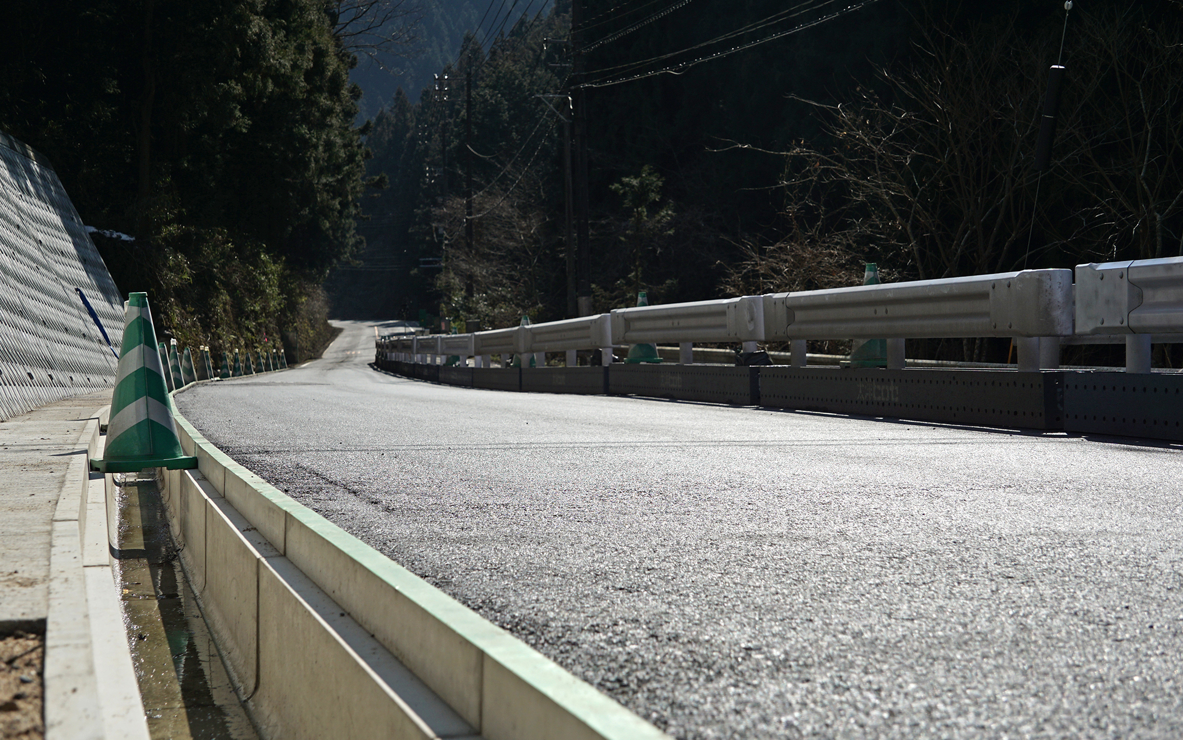 道路や河川、橋、下水道など、ライフラインに直結する工事をはじめ、一般道路や歩道の改修、公園整備等も行っています