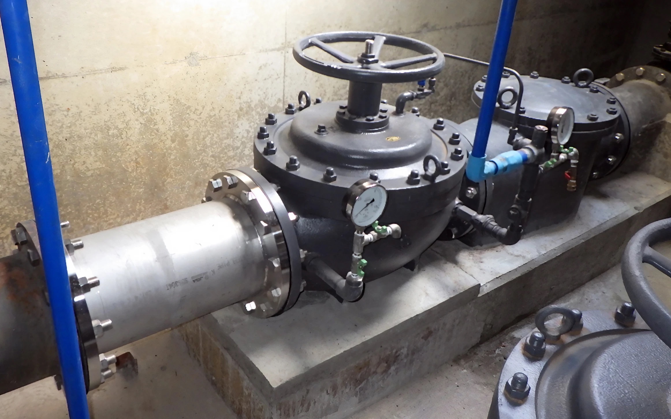 道路排水設備、トンネル換気設備、港湾クレーン、電動門扉の点検や、ポンプ・配管工事施設管理